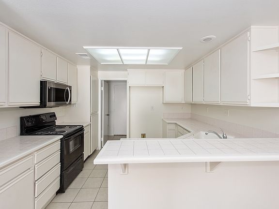 4th image of 105 Stanford Ct