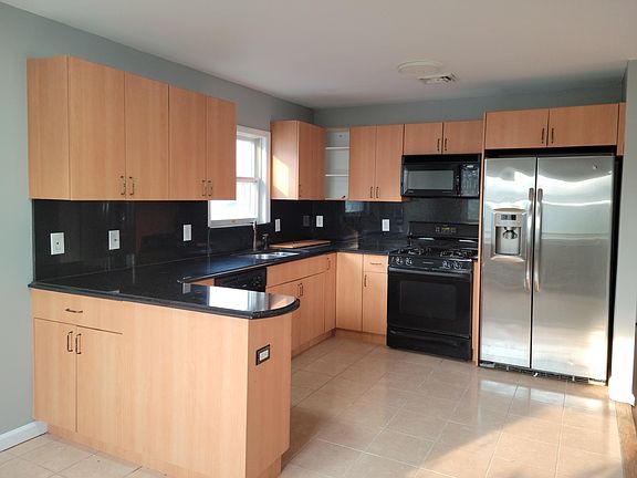 2nd image of 540 Lincoln St Floor 2