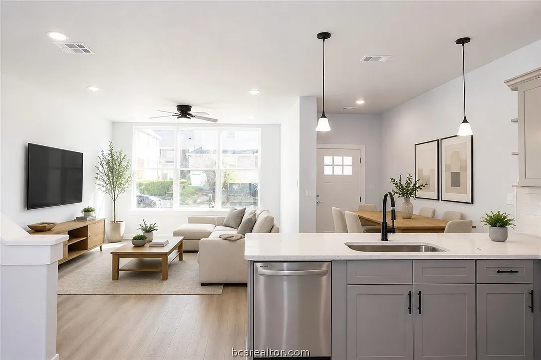 4 bed, 4.5 bath, 1858 sqft, $2,000 — Photo 4
