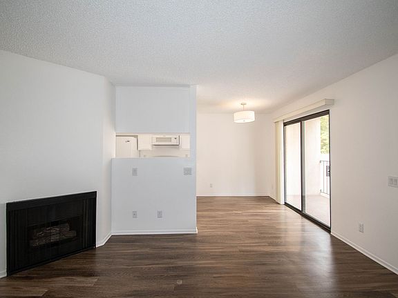 4th image of 17122 Chatsworth St #23
