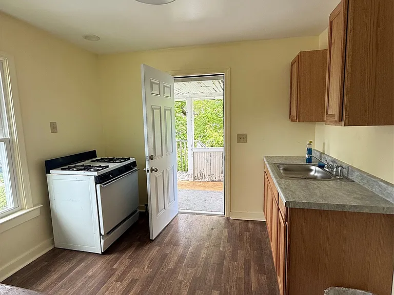 64 Louisa St — Photo 3