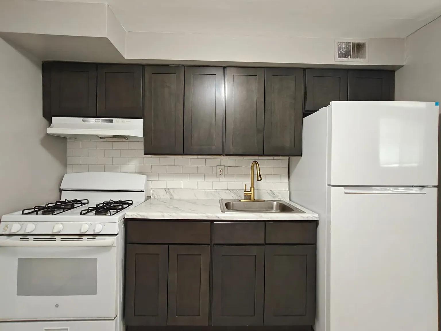 Beautiful Apartment Available Now! — Photo 2
