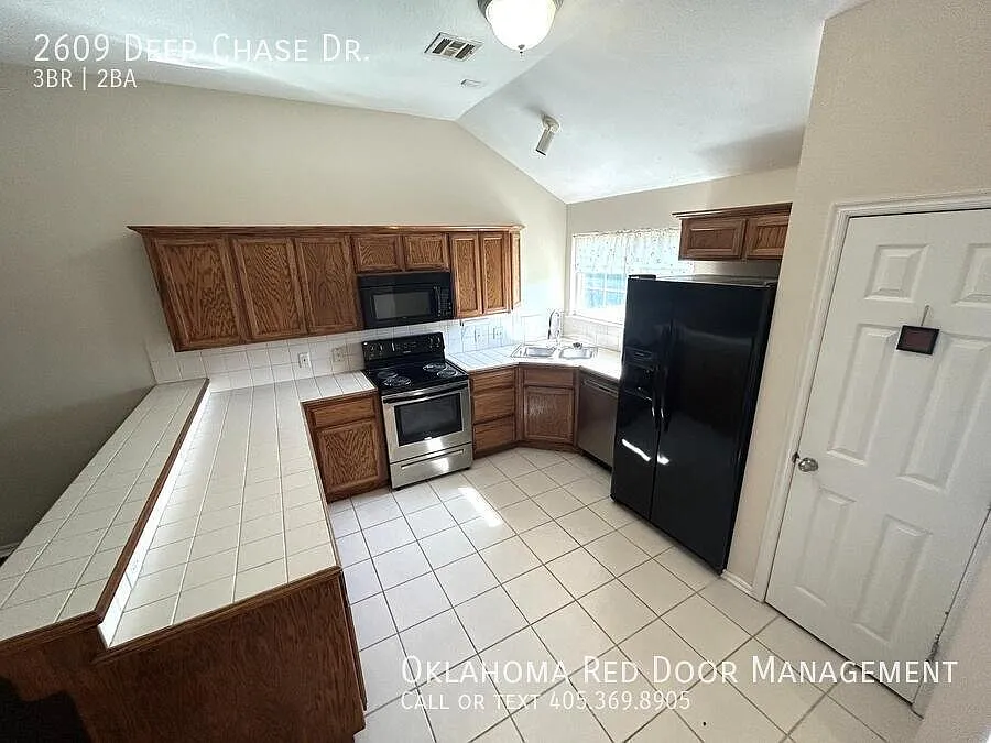 $500 off move in cost OR 1/2 off first full months rent! — Photo 3