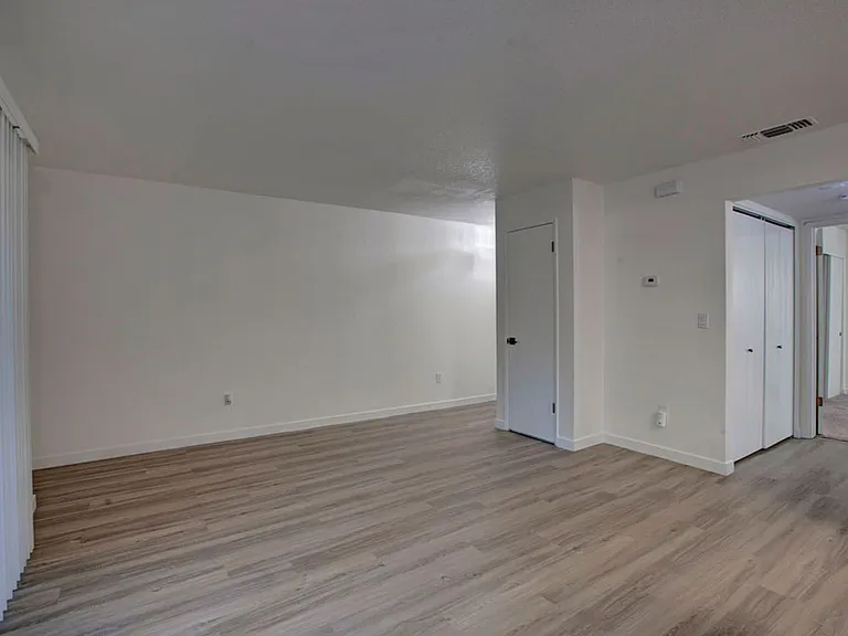 St. George Apartments — Photo 26
