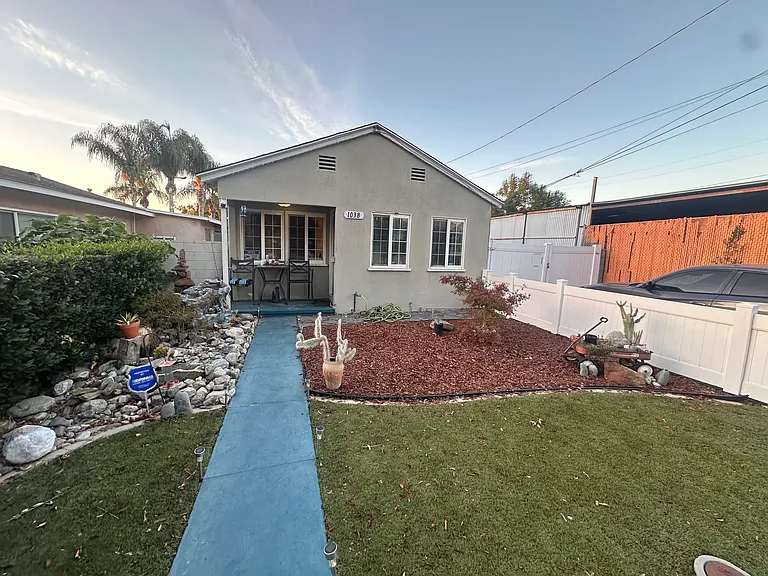 1038 E 9th St — Photo 1
