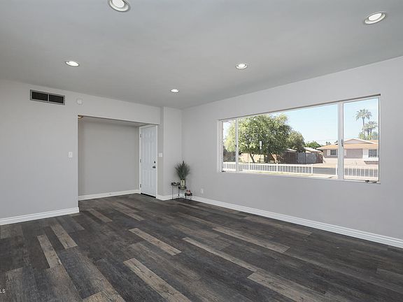 3rd image of 753 E 6th Pl