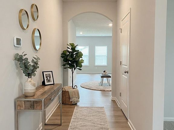 5th image of 105 Daisy Dr