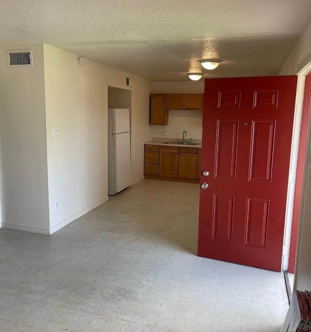2 bed, 1.0 bath, 4752 sqft, $800 — Photo 1