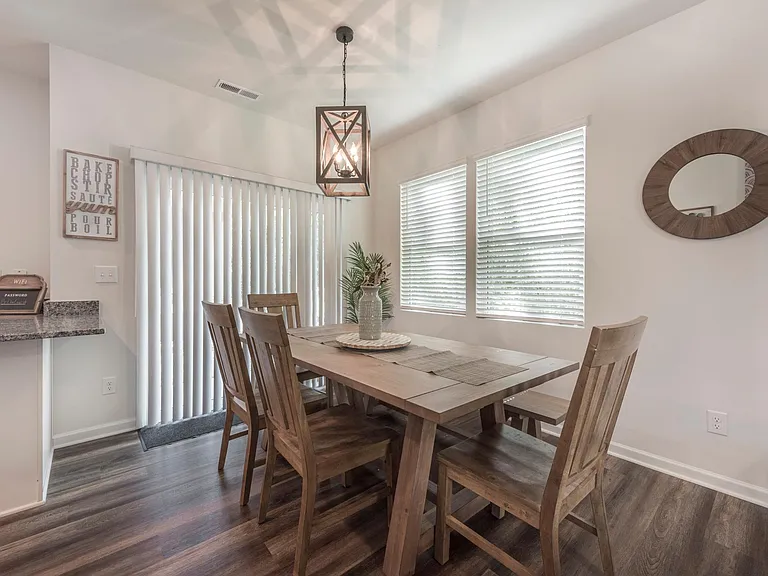 1140 Eastway Dr — Photo 7
