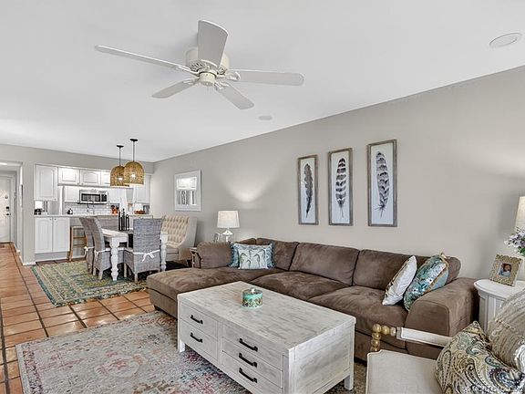 5th image of 40 NE Plantation Rd APT 403