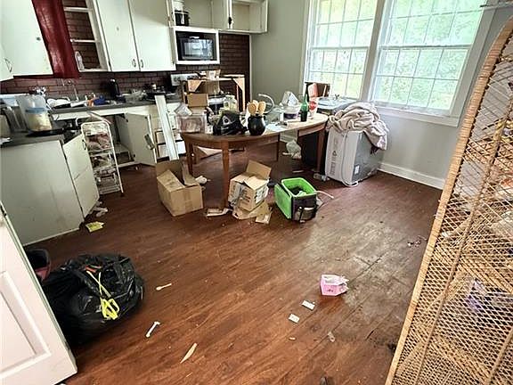 4th image of 106 N Main St