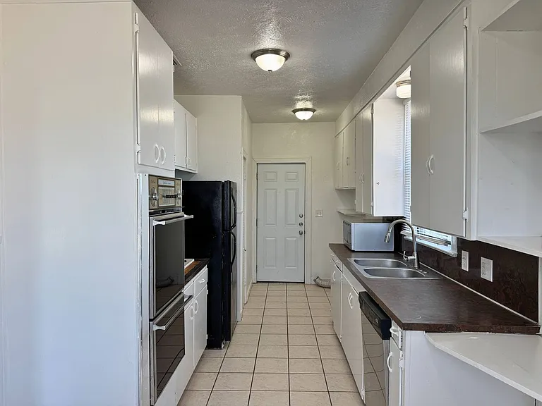 2137 Avenue J — Photo 11
