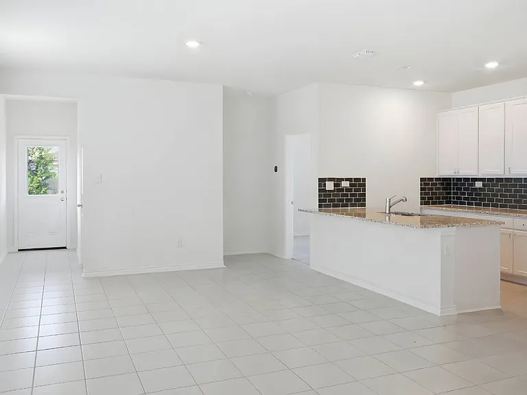 4731 Plaza Ctr — Photo 5