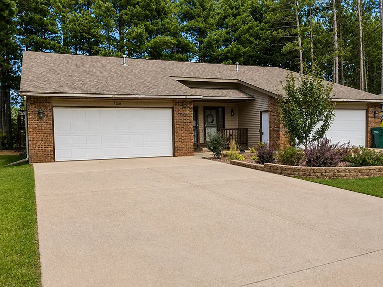 3320-22 Rosewood Dr — Photo 2