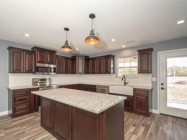324 Pendleton Ct, Wellsville, KS 66092