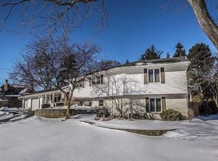 1105 Indianwood Dr, Brookfield, WI 53005