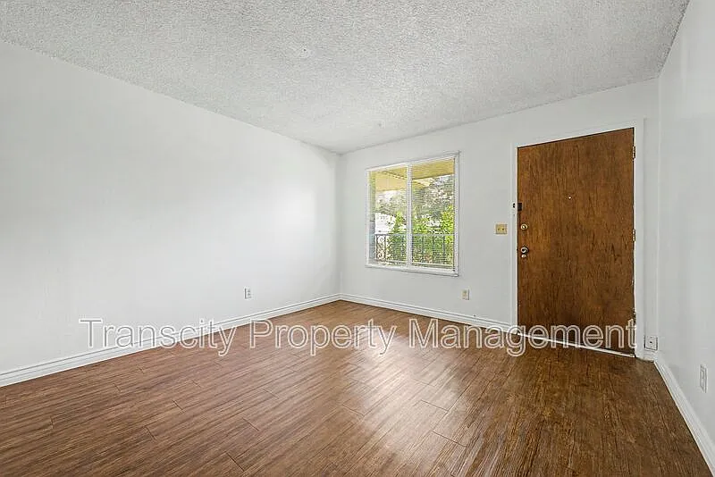 2 bed, 1.0 bath, 952 sqft, $1,295 — Photo 2