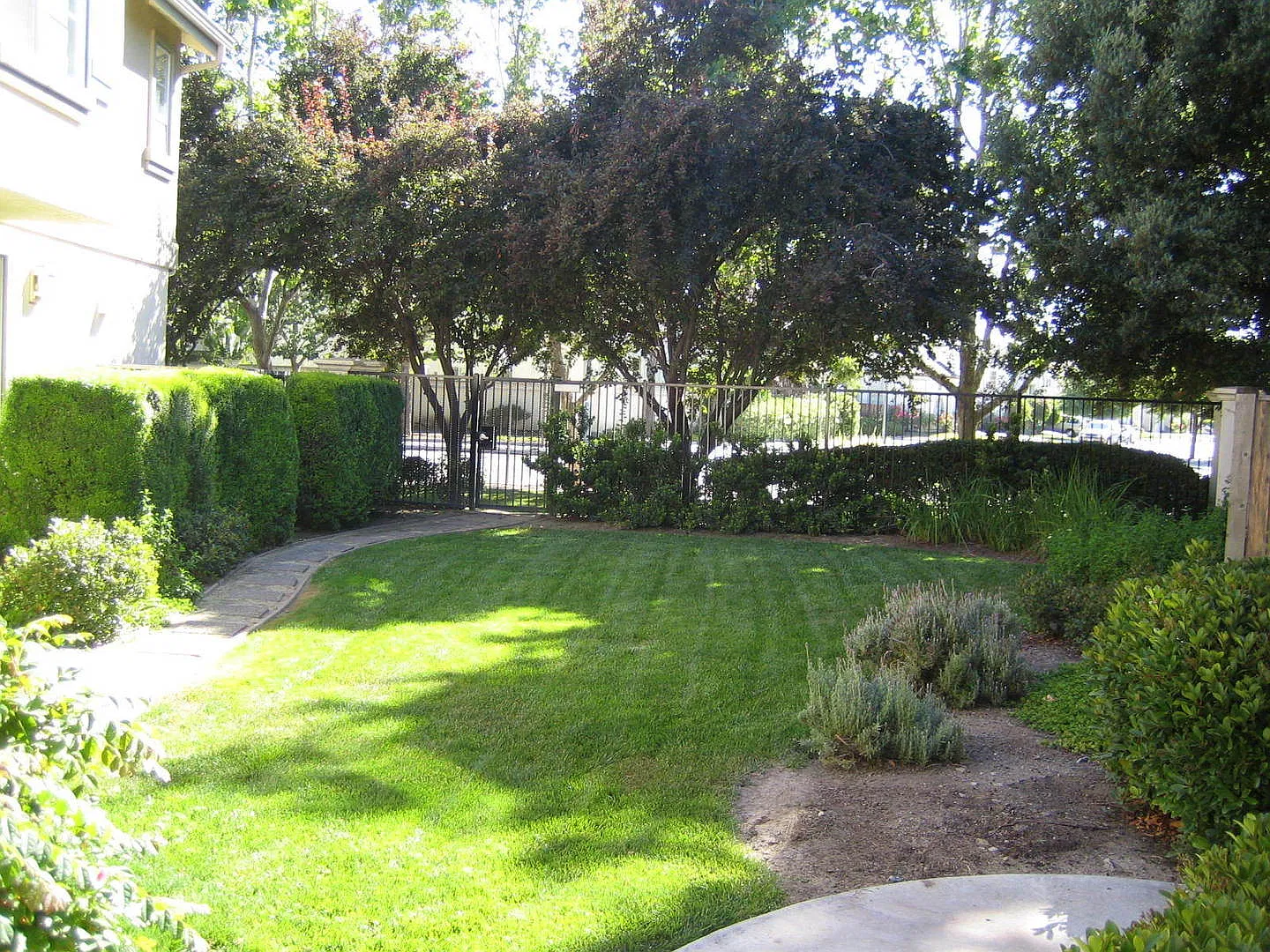Refreshed Townhome close to Kaiser and Palmia Park — Photo 3