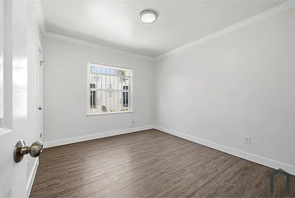 6526 1/2 S Victoria Ave — Photo 3