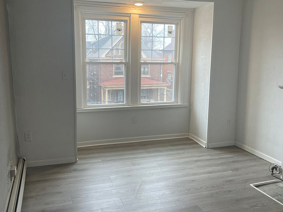 Living Room with gas log fireplace. Hard Wired for Cable as well as CAT 5
