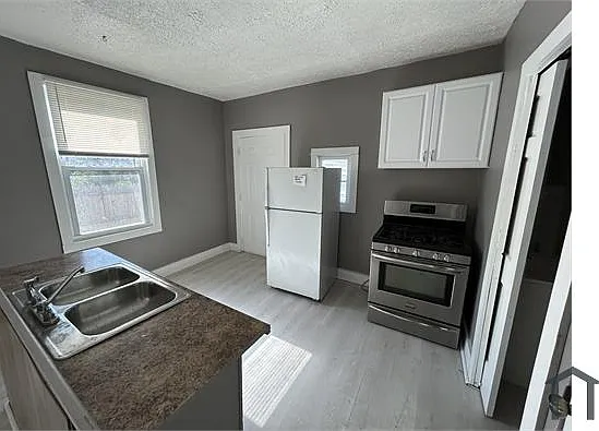 3 bed, 945 sqft, $1,412 — Photo 3