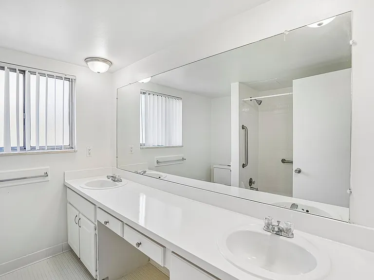 Rivercrest Apartments — Photo 68