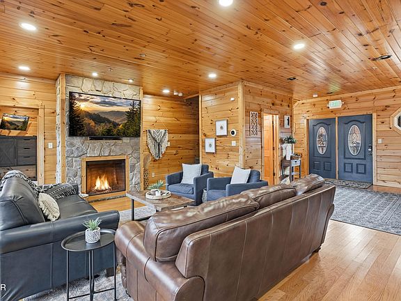 3rd image of 319 Poplar Point Way