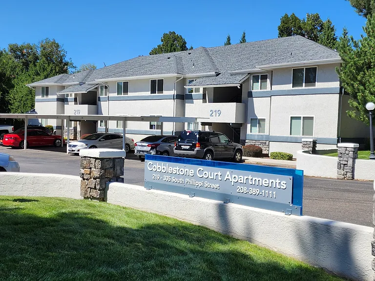 Cobblestone Court Apartments — Photo 3