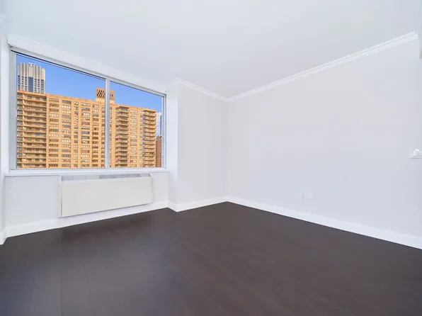 160 Riverside Boulevard image 4 of 9