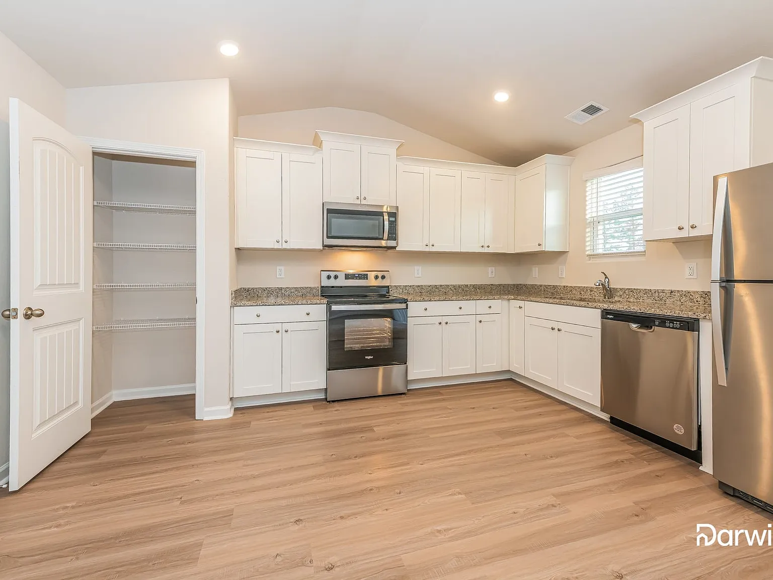 3 bed, 2.0 bath, 1173 sqft, $1,735 — Photo 2