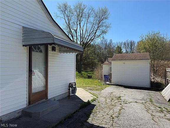 4th image of 1420 Howe Rd