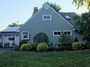 40 Daffodil Ln, Wantagh, NY 11793