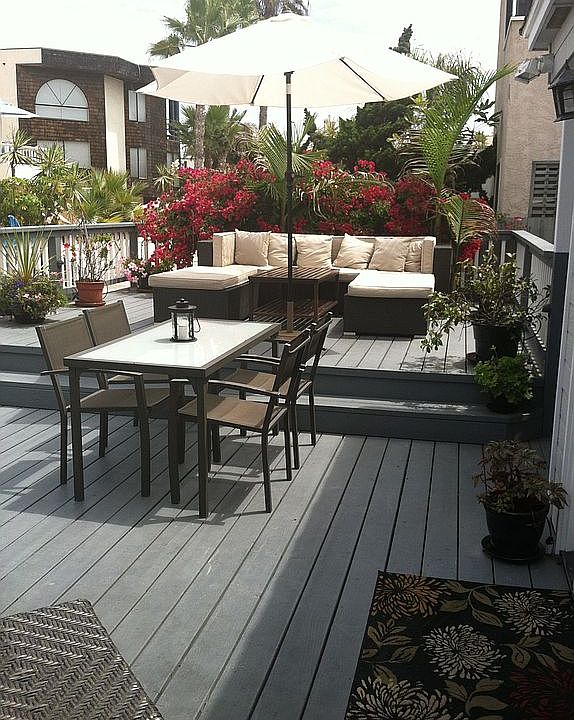 Deck with outdoor couch.