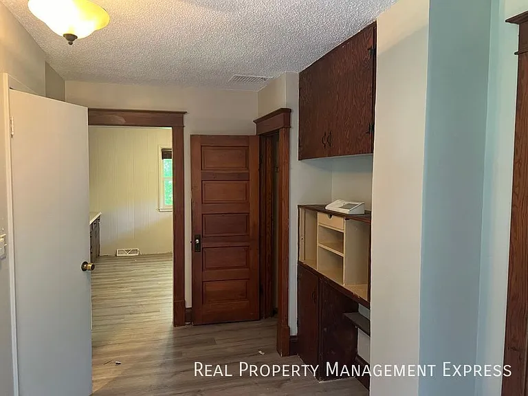 925 N Blauvelt Ave — Photo 6
