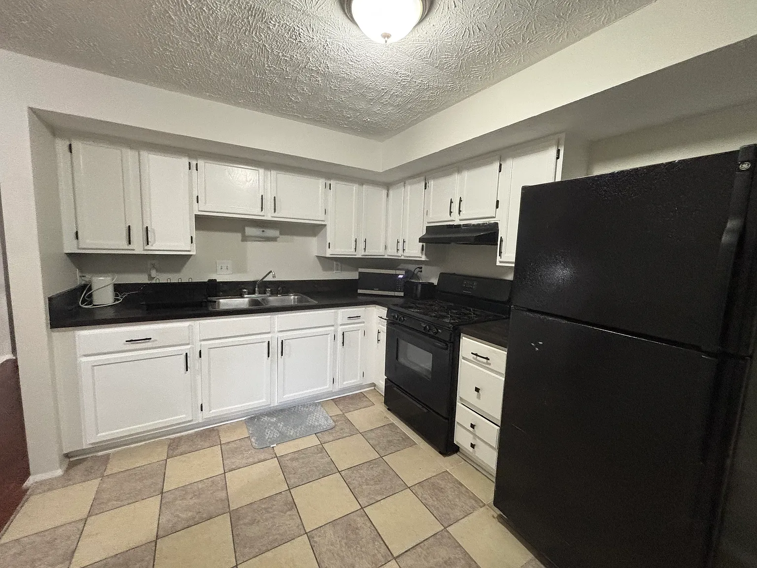 3 bed, 2.5 bath, 1840 sqft, $2,050 — Photo 3