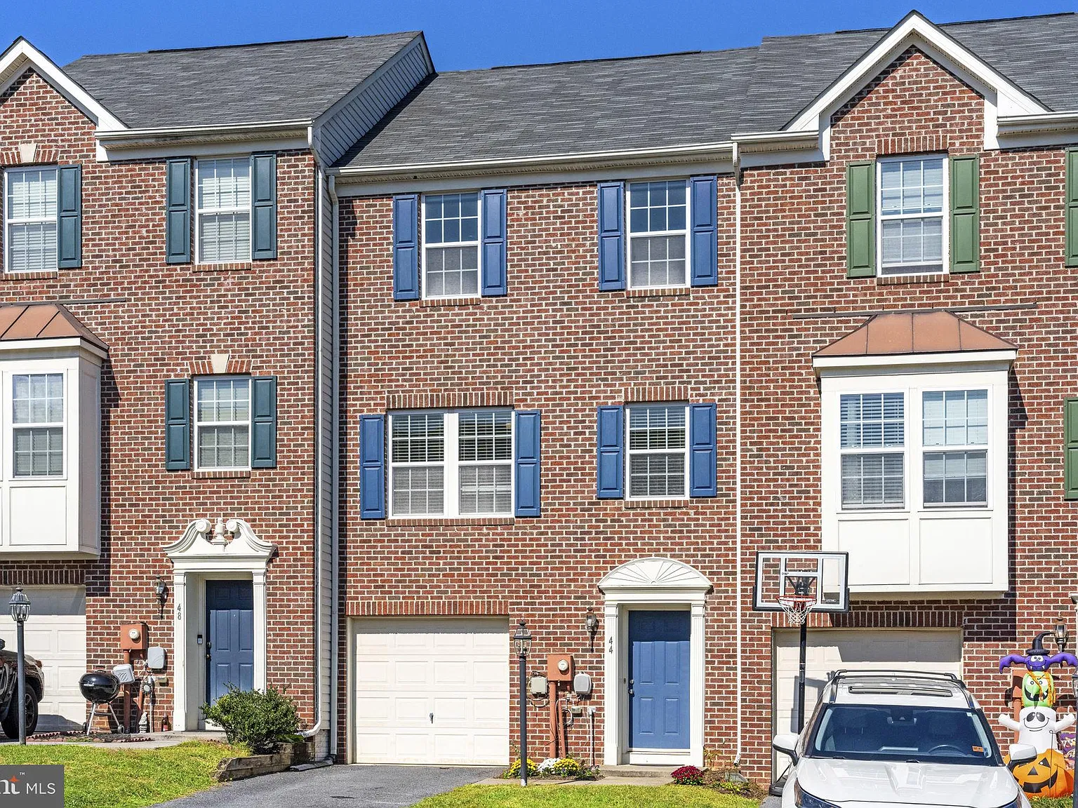 3 bed, 2.5 bath, 1760 sqft, $2,300 — Photo 2