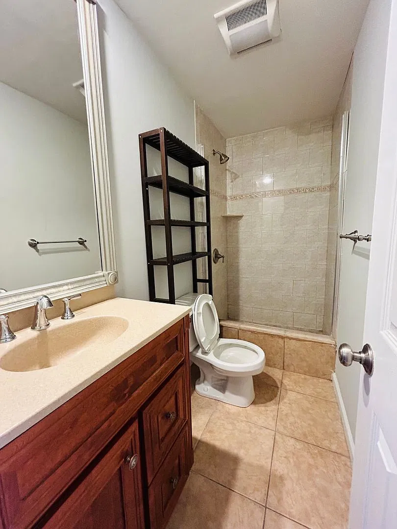 Great 3 Bedroom Unit! Available 10/5 — Photo 4