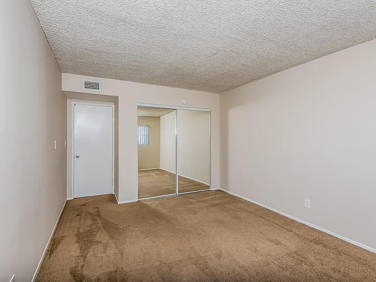 220 E Live Oak St — Photo 22