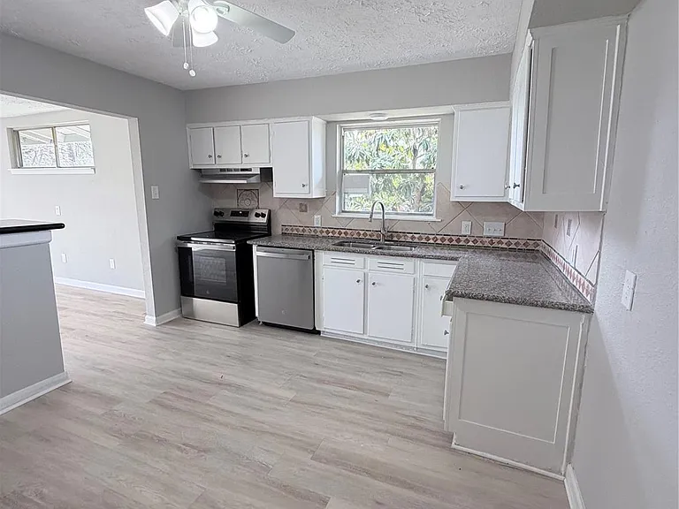 5902 Willow Glen Dr — Photo 10