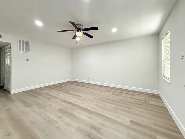 1016 E Walker St — Photo 11