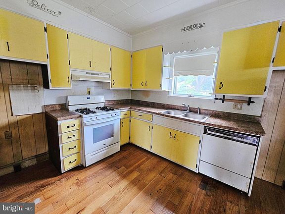 5th image of 118 W Walnut St