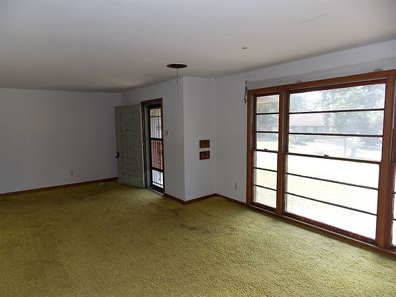 3rd image of 2410 Briarwood Ln