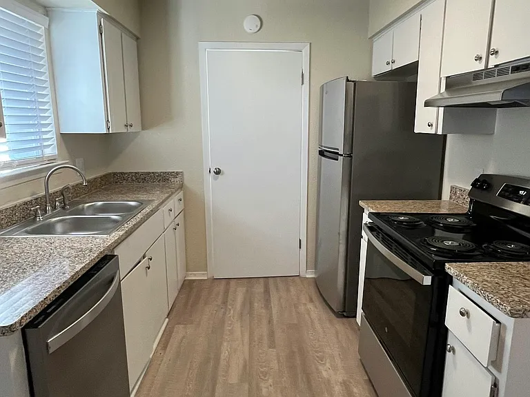 909 Betsy Ross Dr #B — Photo 12