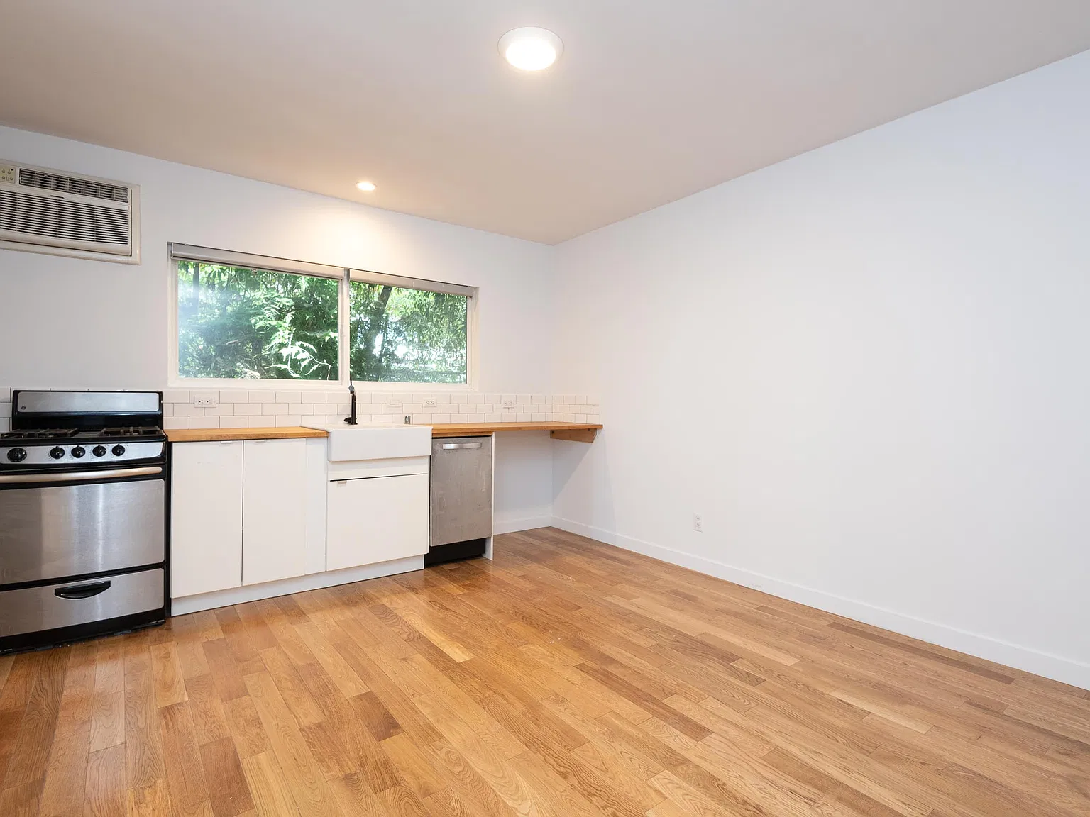 Studio, 600 sqft, $1,795 — Photo 2