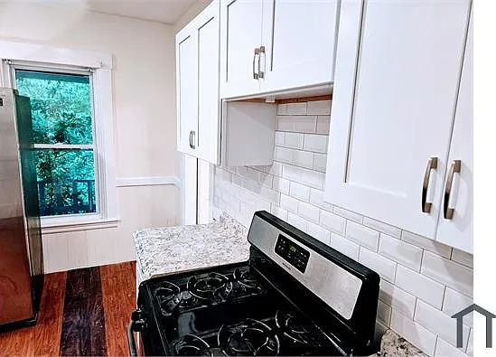 3 bed, 800 sqft, $2,200 — Photo 2