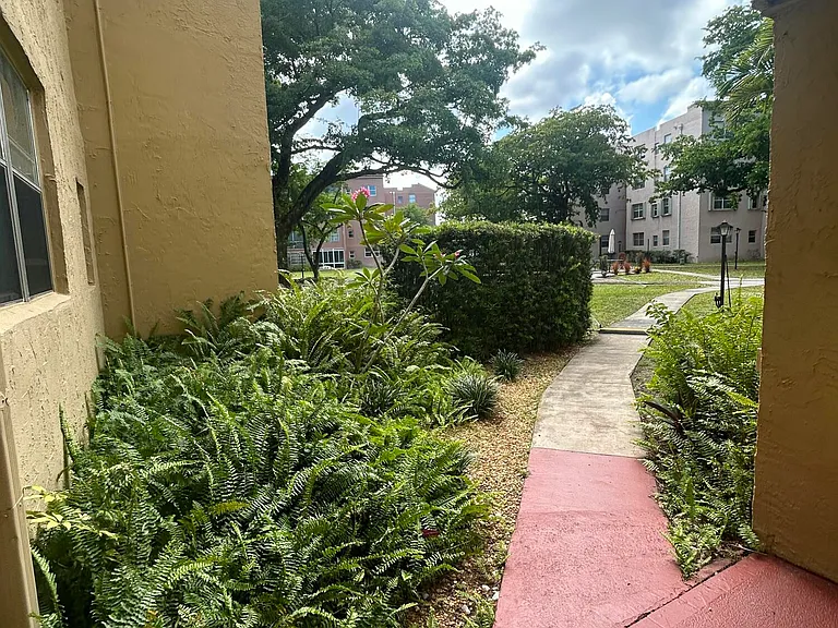 2801 Somerset Dr #201 — Photo 24