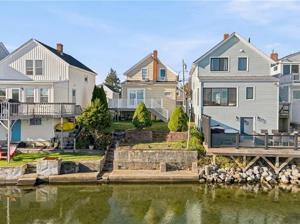 47 Cedar Ave, Portsmouth, RI 02871