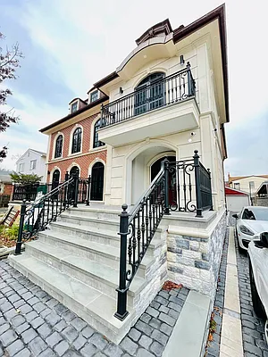 Rented by E Realty International Corp | media 17