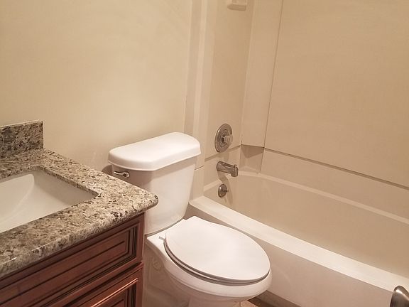 5th image of 4900 White Oak Dr