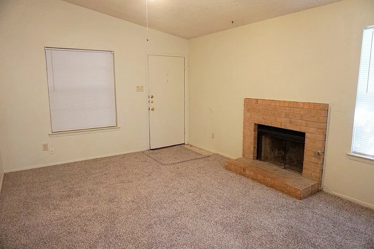 2 bed, 1.0 bath, 818 sqft, $700 — Photo 2
